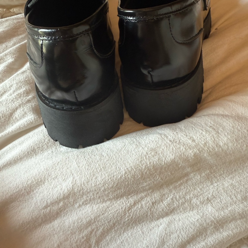 Elegant Black and Gold Slip-On Loafers with Polished Finish - Picture 3 of 4